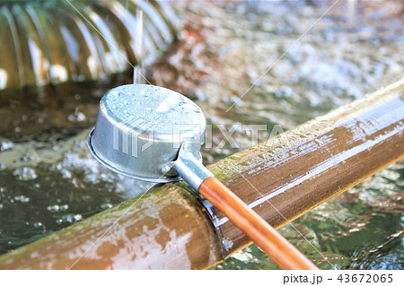 神社の手水舎 43672065