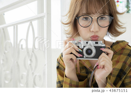 カメラ女子 メガネ女子 外ハネヘアーの写真素材