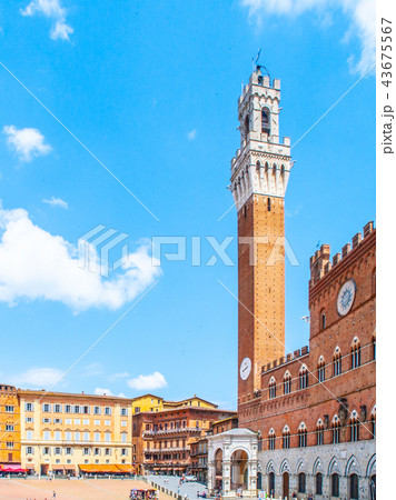 Bell tower, Torre del Mangia, of the Town Hall, Palazzo Pubblico, at the Piazza del Campo, Siena Bell tower, Torre del Mangia, of the Town Hall, Palazzo Pubblico, at the Piazza del Campo, Siena 43675567