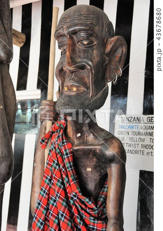 タンザニア、アルーシャ、マサイ族の木彫り人形 43678680