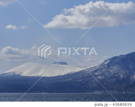 樽前山と溶岩ドームと風不死岳の裾野 43680839