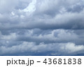 夏のどんよりした雨雲 43681838