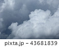 夏のどんよりした雨雲 43681839