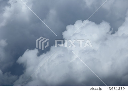 夏のどんよりした雨雲 43681839