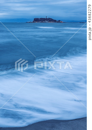 【江の島】 七里ヶ浜・曇天 【江の島】 七里ヶ浜・曇天 43682279