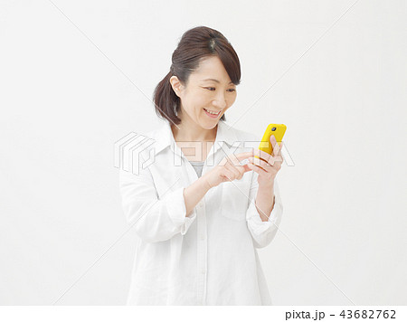 女性 ミドルエイジ スマホ 女性 ミドルエイジ スマホ 43682762