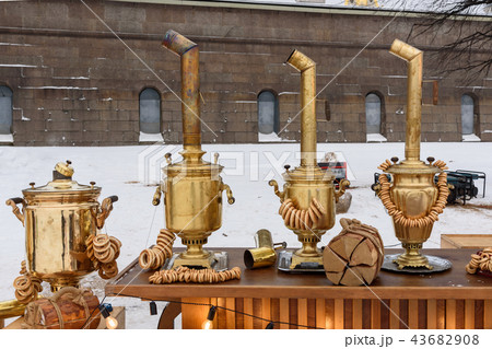 Russian samovars with tea and bagels on the street 43682908
