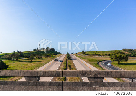 Highway Vehicles On Entry Ramp Travel 43682936