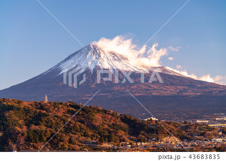 （静岡県）静岡側から眺める、強風吹き荒れる富士山 43683835