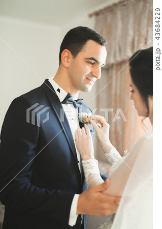 Close up of a nice young wedding couple 43684229