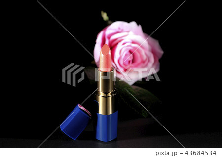 ピンクの薔薇と口紅 ピンクの薔薇と口紅 43684534