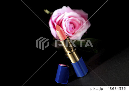 ピンクの薔薇と口紅 43684536