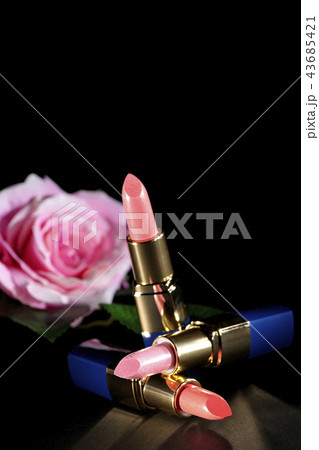 バラと口紅 43685421