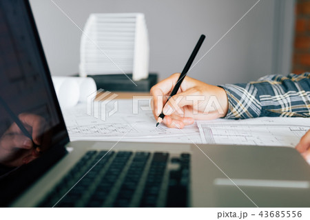 Hand of young engineering man drawing 43685556