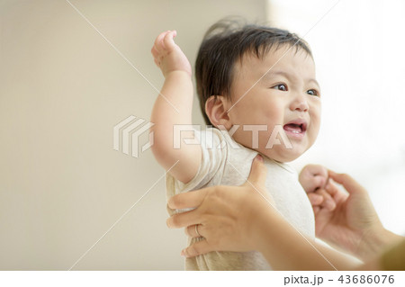 1人 一人 赤ちゃん 43686076
