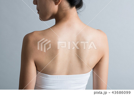 若い日本人女性の後ろ姿　肩甲骨 43686099