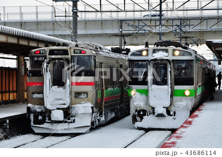 稲積公園駅に停車中の函館本線普通列車(721系&731系) 稲積公園駅に停車中の函館本線普通列車(721系&731系) 43686114