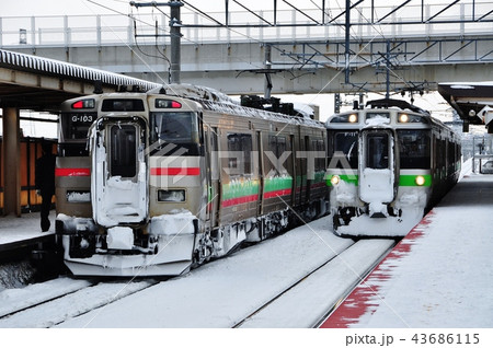 稲積公園駅に停車中の函館本線普通列車(721系&731系) 稲積公園駅に停車中の函館本線普通列車(721系&731系) 43686115