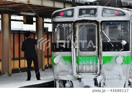 稲積公園駅に停車中の函館本線普通列車（721系） 43686117