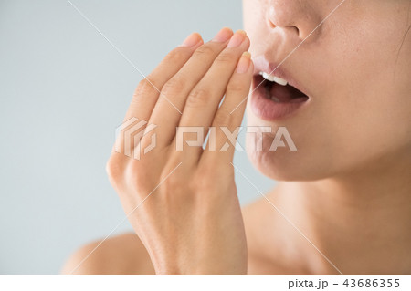 口臭チェックをする若い日本人女性 口臭チェックをする若い日本人女性 43686355