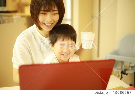 パソコンを使う親子 パソコンを使う親子 43686567