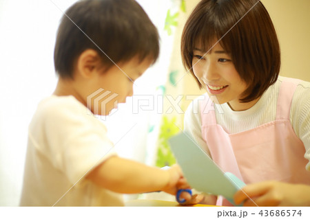 工作する子供と保育士イメージ 43686574