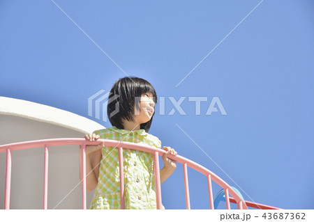 青空を見上げる少女 43687362
