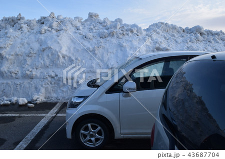 積雪後に除雪した駐車場 43687704