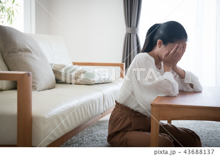 顔を覆う若い日本人女性 43688137