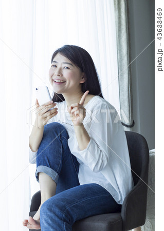 30代女性　スマホ 43688469