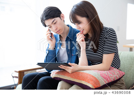 電話で資料請求をするカップル 43690308