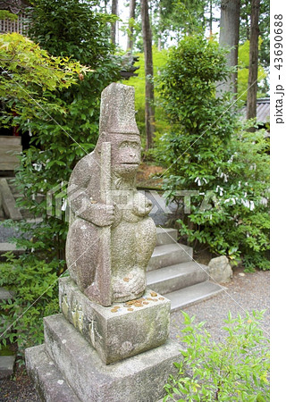 猿丸神社の猿の石像(京都府) 猿丸神社の猿の石像(京都府) 43690688