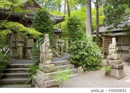 猿丸神社の本殿と猿の石像（京都府） 43690691