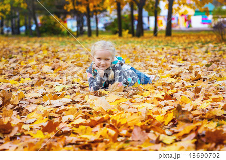 little girl outdoors 43690702