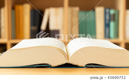 辞書　辞典　広辞苑　紙製　アナログ　出版物　国語辞典　本棚 43690752