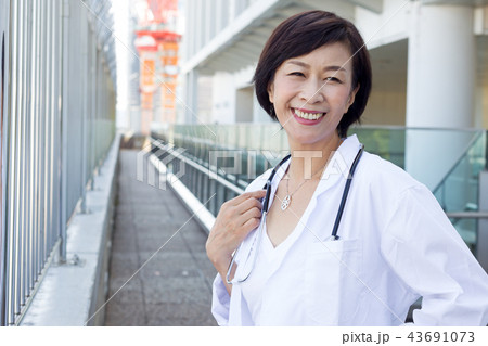 50代 女医 看護婦  43691073
