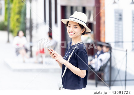 スマートフォンを持つ若い女性 スマートフォンを持つ若い女性 43691728