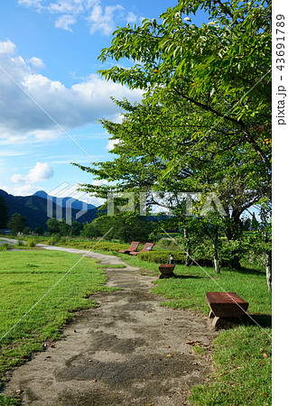 安曇野ちひろ公園　ベンチと小道　　北安曇郡松川村 43691789