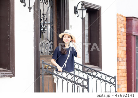 一人旅の若い女性 一人旅の若い女性 43692141