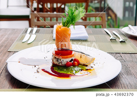 Smoked salmon salad with balsamic and pesto  43692370