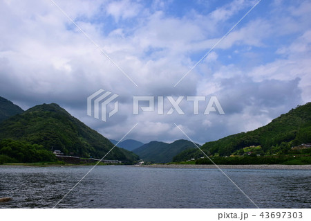 タイトル熊野川 ( 新宮川 ) 宮井橋 北山川との合流域 ( 和歌山県 新宮市 熊野川町町 ) タイトル熊野川 ( 新宮川 ) 宮井橋 北山川との合流域 ( 和歌山県 新宮市 熊野川町町 ) 43697303
