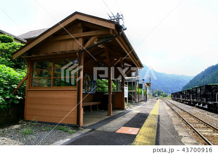 ローカル駅の待合室 ローカル駅の待合室 43700916