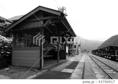 ローカル駅の待合室 43700917