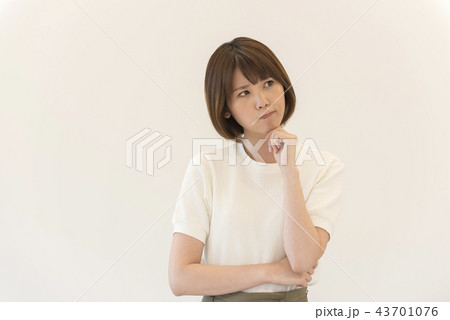 腕組　女性　白バック 43701076