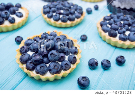 Tartlets with blueberry 43701528