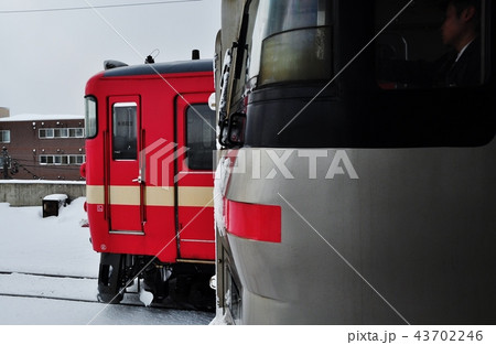 稲積公園駅に停車中の函館本線普通列車(731系) 稲積公園駅に停車中の函館本線普通列車(731系) 43702246