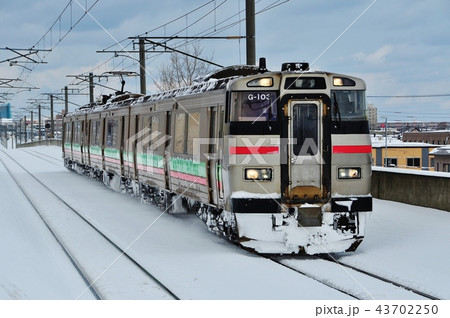 稲積公園駅に入線する函館本線普通列車（731系） 43702250
