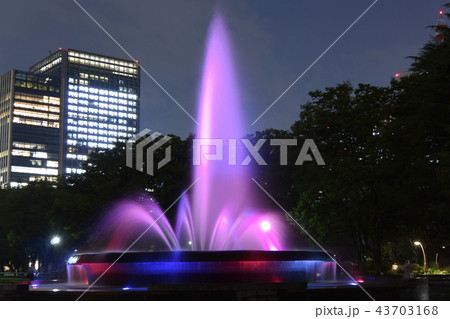 日比谷公園の噴水の夜景(東京都千代田区) 日比谷公園の噴水の夜景(東京都千代田区) 43703168