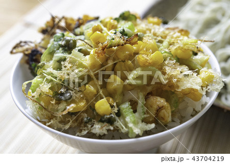 トウモロコシとセロリのかき揚げ丼 43704219