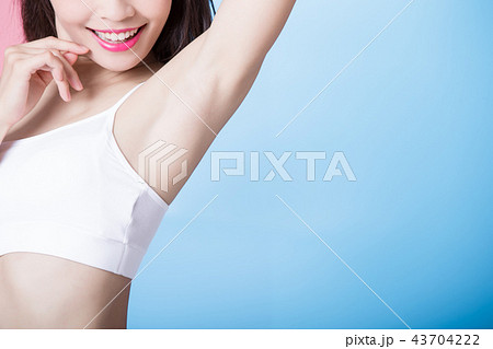 woman with armpit plucking 43704222